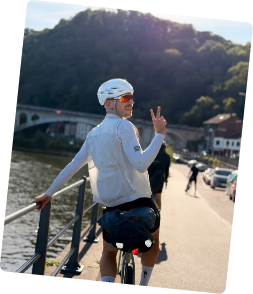 Olivier auf dem Rennrad an der Maas