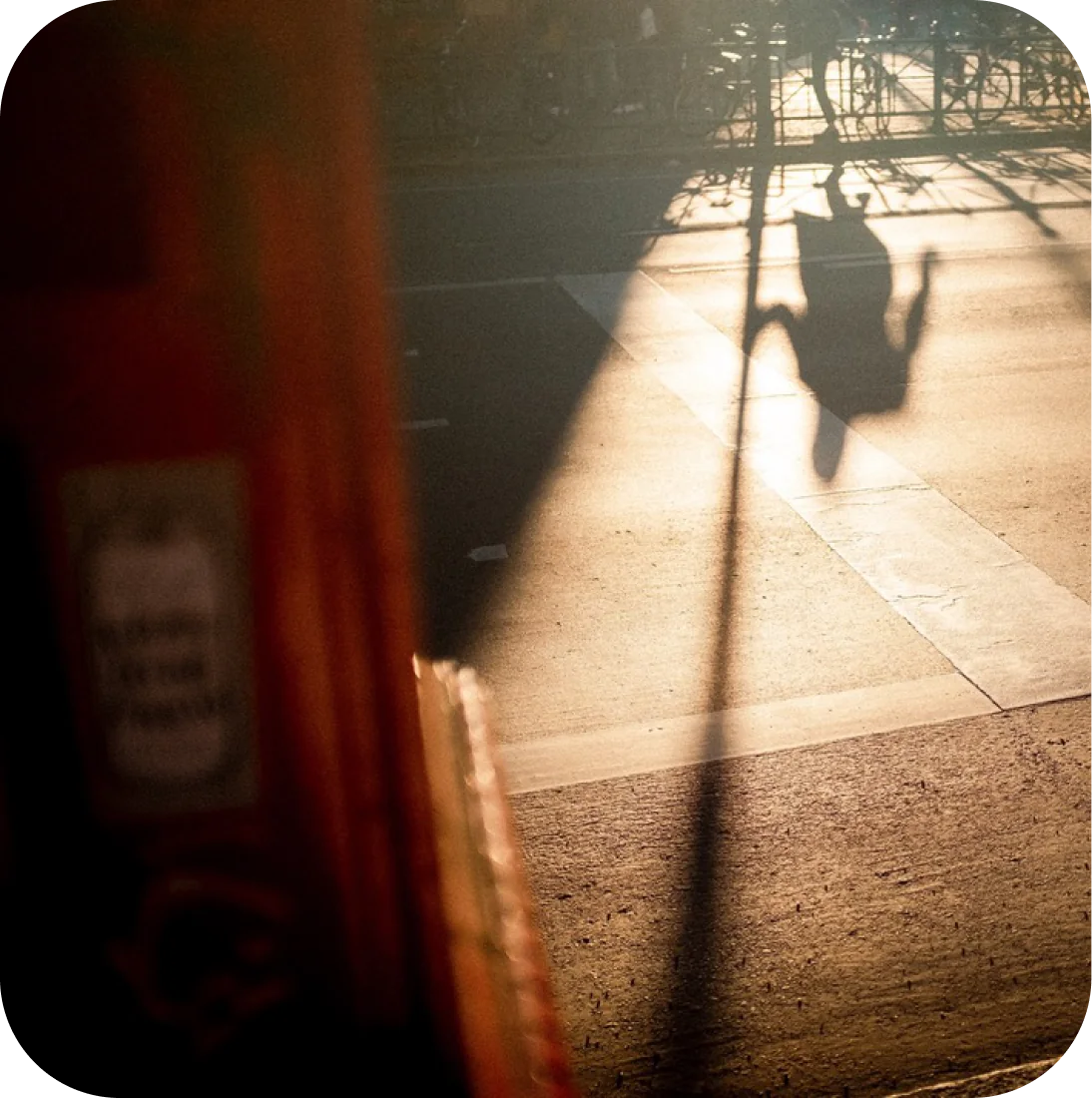 Schatten eines Radfahrers im Abendlicht